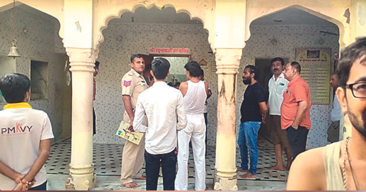 Facing theft charge, pujari hangs to death